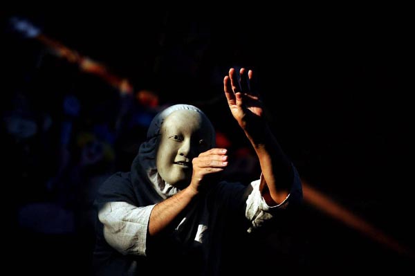 Artists perform in Int'l Mask and Puppet Festival in Indonesia
