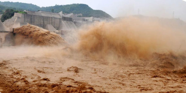 Tourists visit Xiaolangdi Reservoir on Yellow River