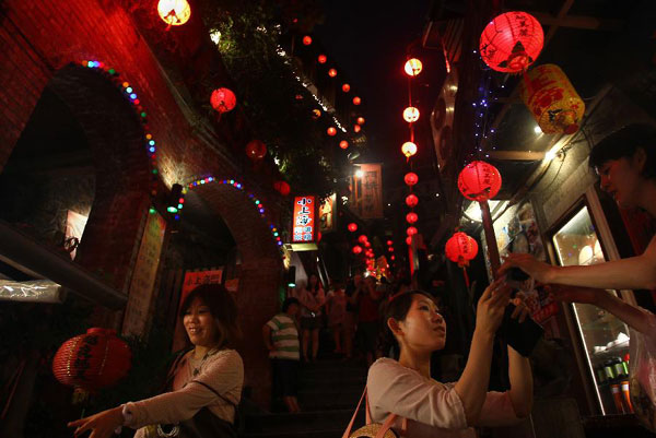 Experiencing old fashioned atmosphere on old street of Jioufen