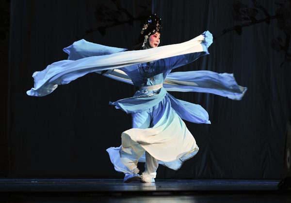 13 types of operas performed for audience in China's Urumqi