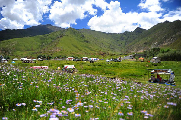 People of Tibetan ethnic group enjoy outing on outskirts of Lhasa