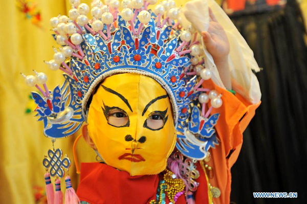 3 years old Sichuan Opera face change performer