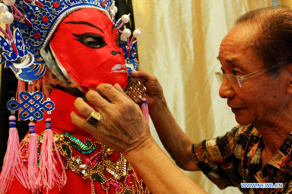 3 years old Sichuan Opera face change performer