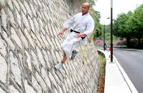 Shaolin monk 'flies' across wall