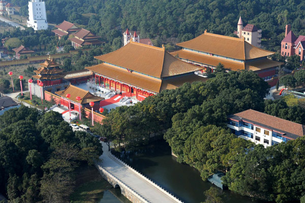 E China museum features Forbidden City palaces