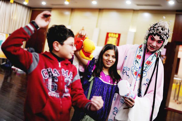 Foreigners experience Lunar New Year traditions