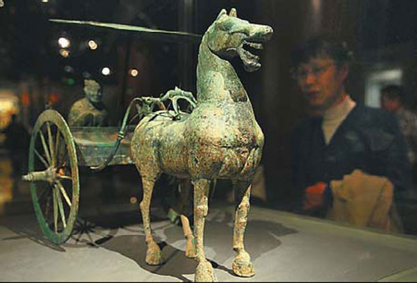 Exhibition displays art and relics of two civilizations