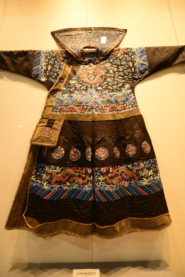 Garments from Ming and Qing dynasties on display