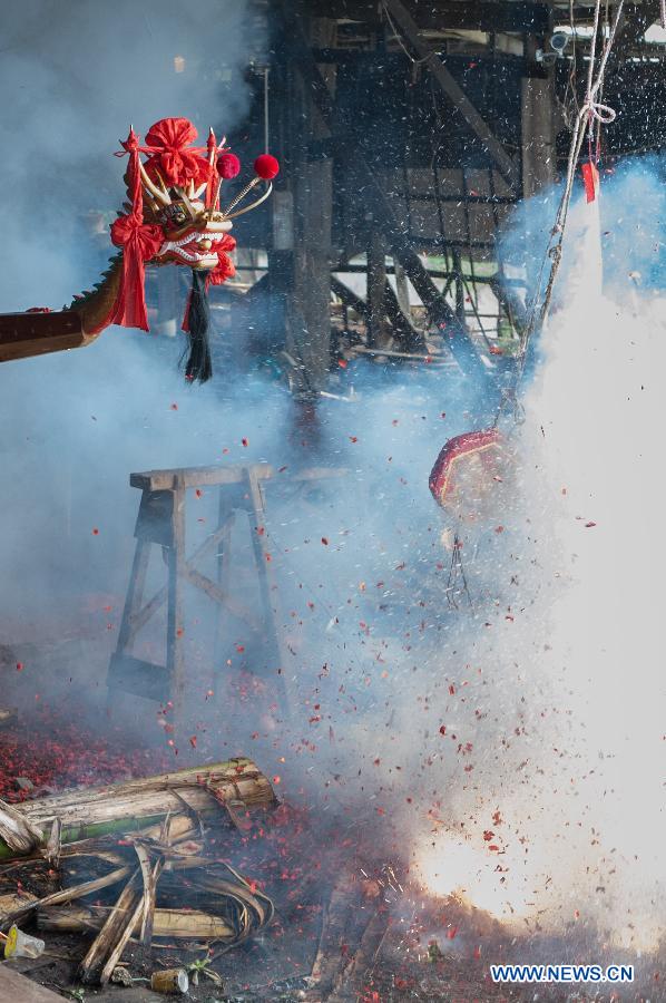 New dragon boat launched at Shangjiao village in Guangzhou