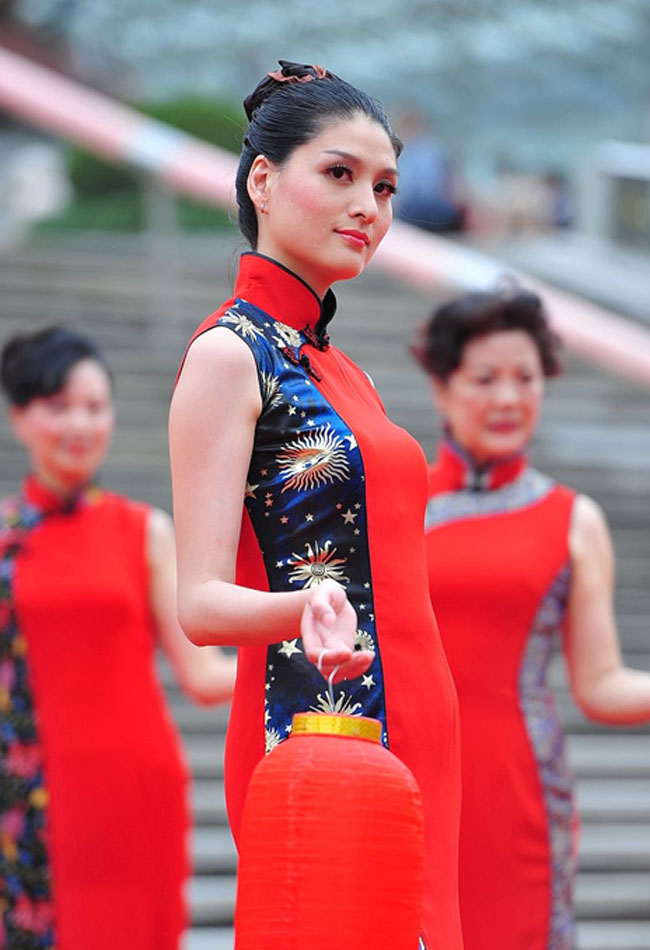 2,000 cheongsam fans put on a show in Shanghai