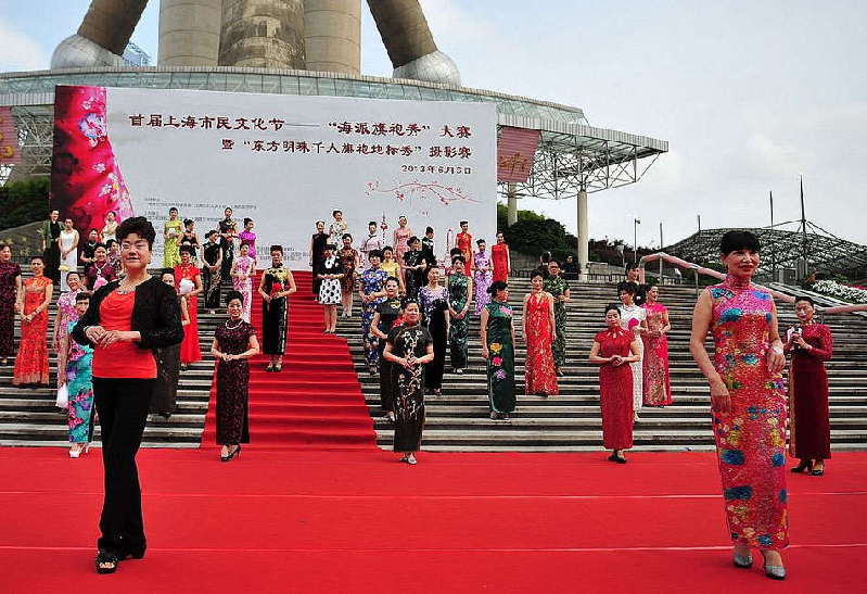 2,000 cheongsam fans put on a show in Shanghai