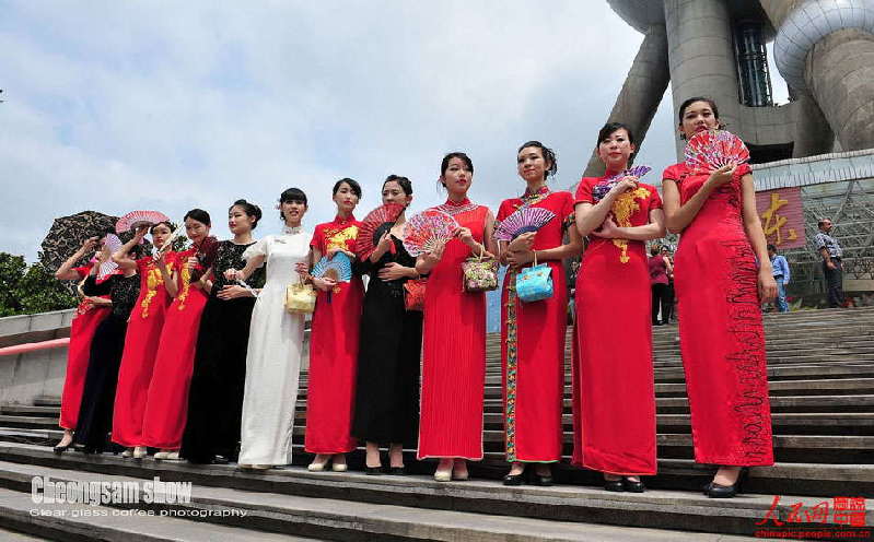 2,000 cheongsam fans put on a show in Shanghai