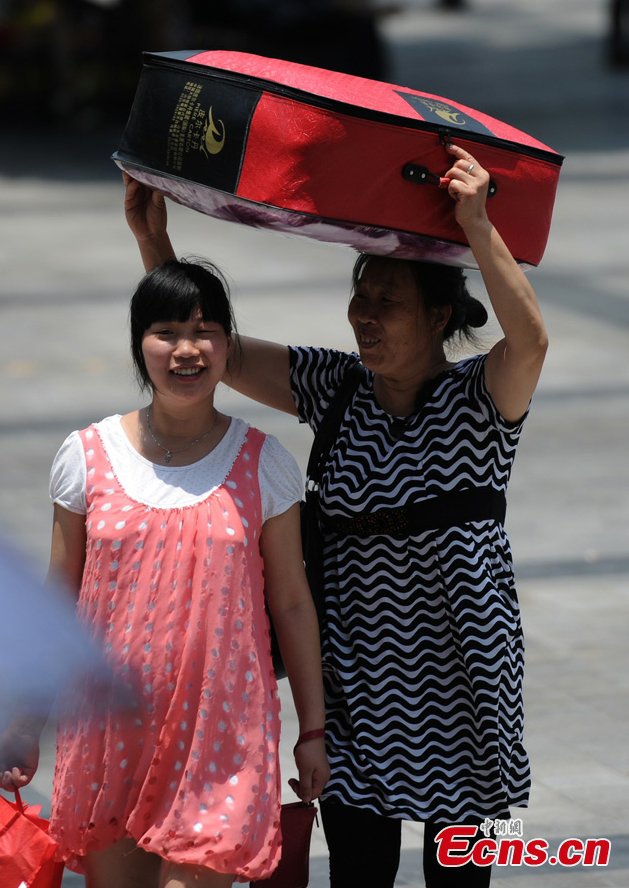 Summer heat wave hits SW China's Chongqing