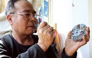 Egg carving handicrafts made by Chinese villager