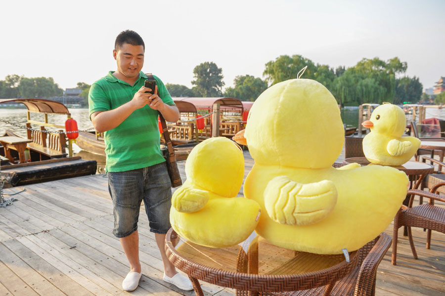 Giant yellow duck coming to Beijing