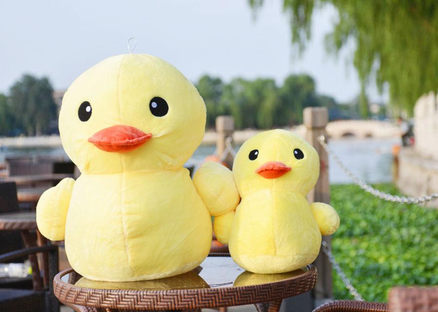 Giant yellow duck coming to Beijing
