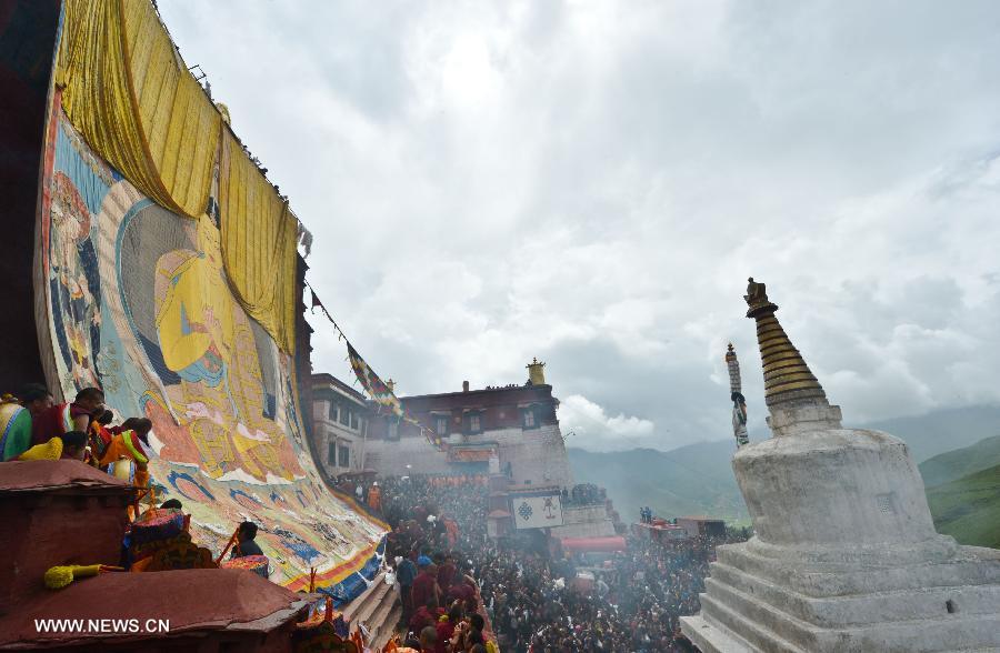 Huge Buddha portrait unfolded in Lhasa's Gandan Temple