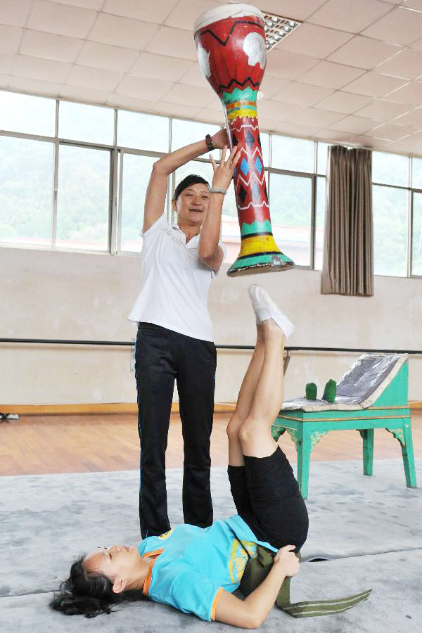 Taiwan students learn acrobatics in Kunming