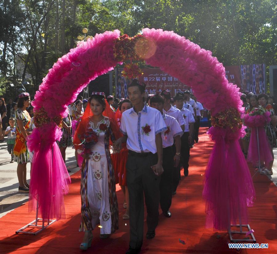 Group wedding ceremony in Xinjiang