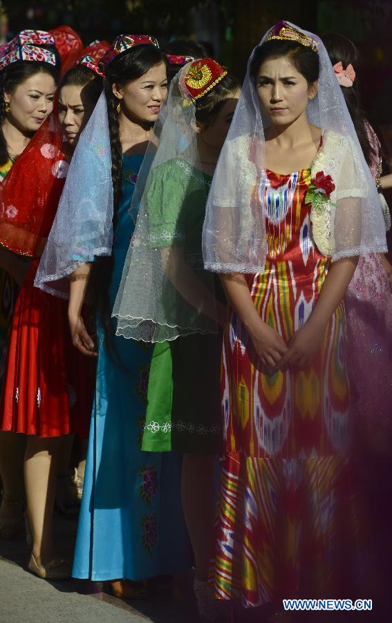 Group wedding ceremony in Xinjiang