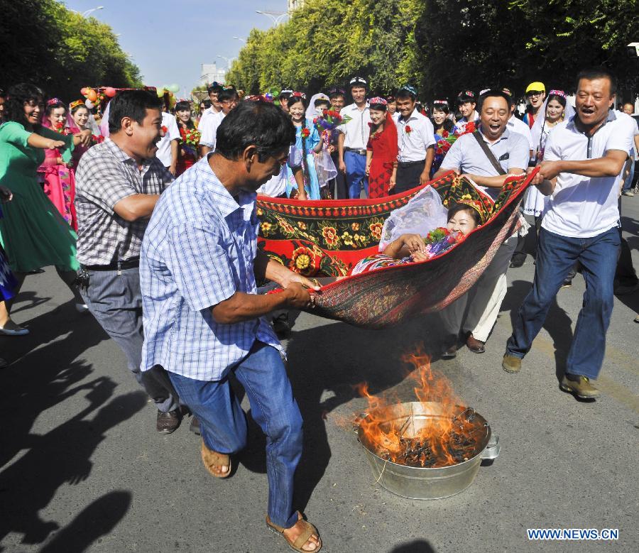 Group wedding ceremony in Xinjiang