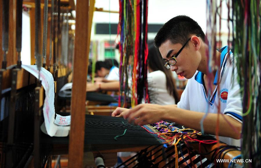 Students learn weaving Li brocade in Haikou