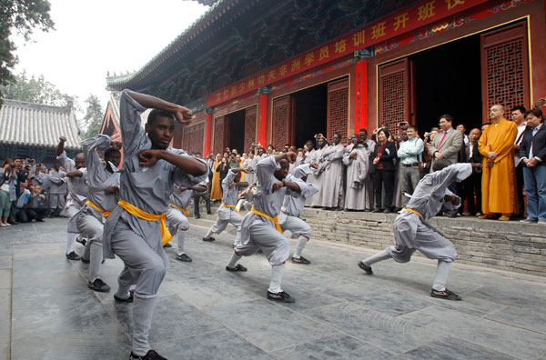 Africans learn kung fu at Shaolin Temple