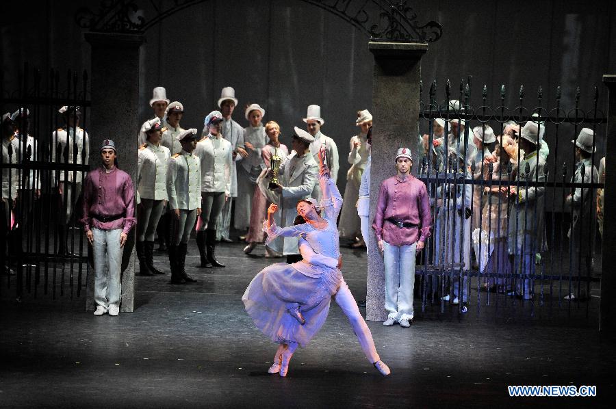 Russian ballet dancers perform Anna Karenina in Tianjin