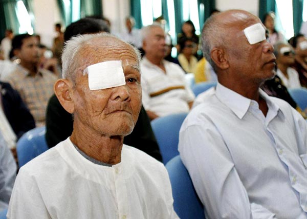 Chinese ophthalmologists help restore sight for Cambodian eye patients