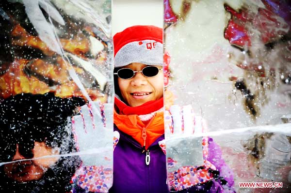 People enjoy ice sculptures in Harbin
