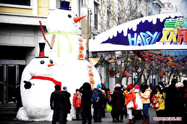 People enjoy ice sculptures in Harbin