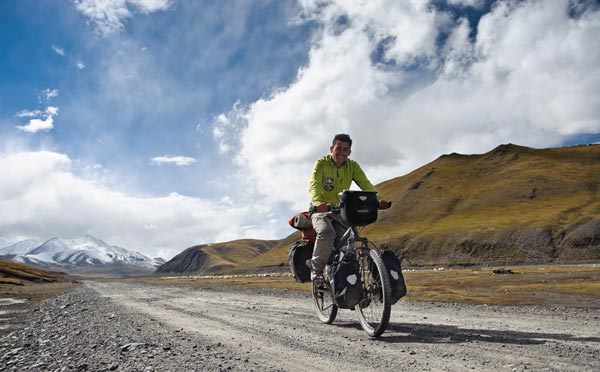 Spaniard explores China on a bicycle