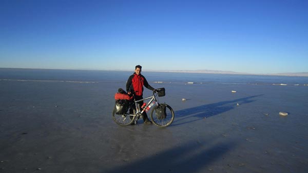 Spaniard explores China on a bicycle