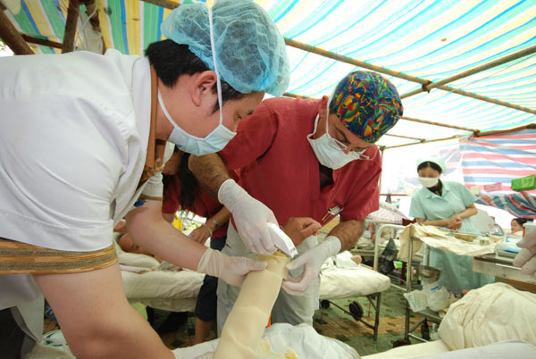 Israeli doctor aids Sichuan patients