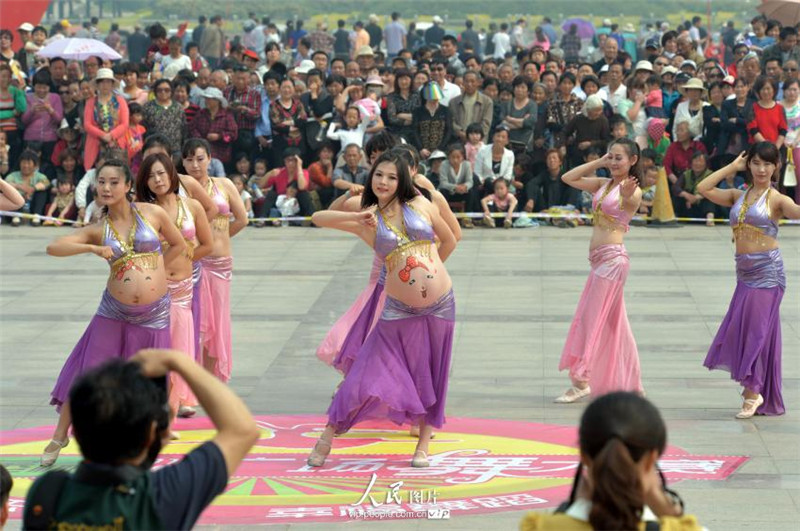 Pregnant women belly dance in street performance