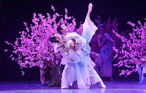 Pregnant women belly dance in street performance