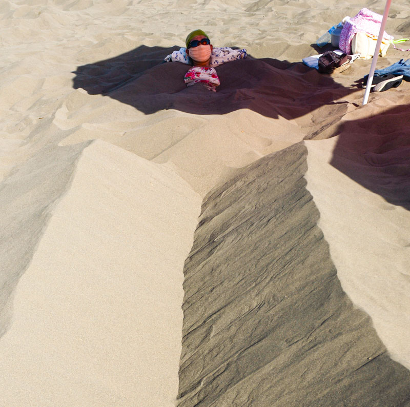 Sand therapy sees prime season in Xinjiang