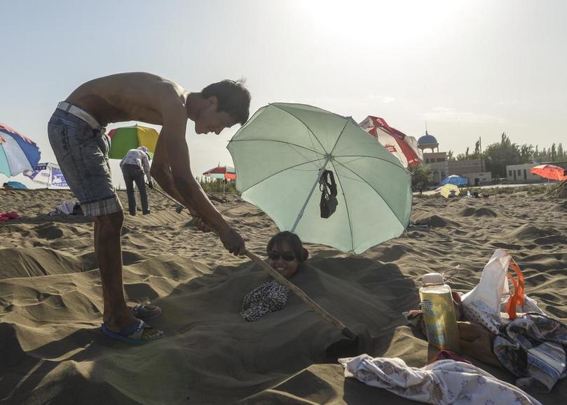 Sand therapy sees prime season in Xinjiang