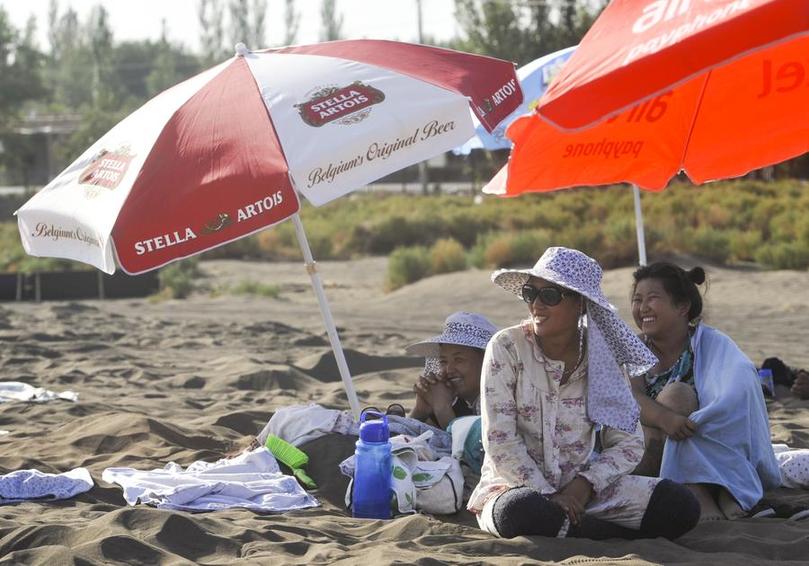 Sand therapy sees prime season in Xinjiang