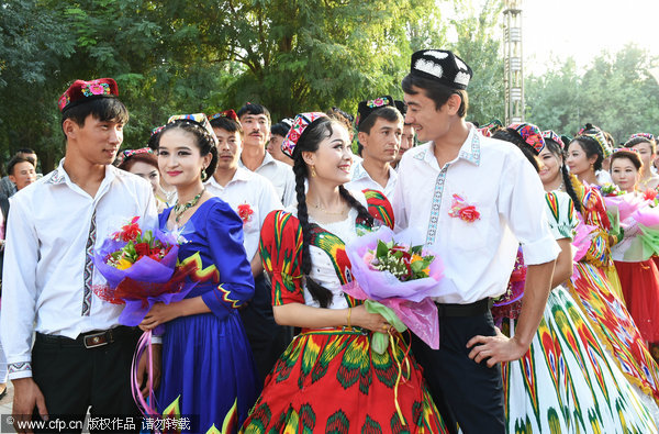 100 couples join group wedding in Xinjiang