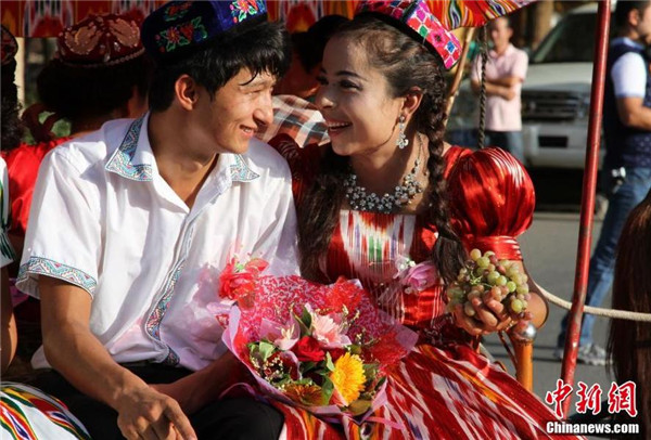 100 couples join group wedding in Xinjiang