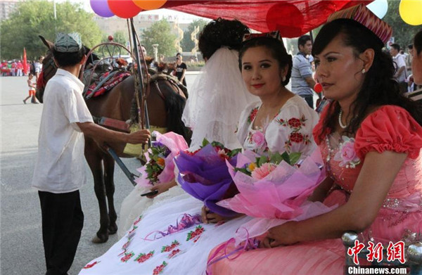 100 couples join group wedding in Xinjiang