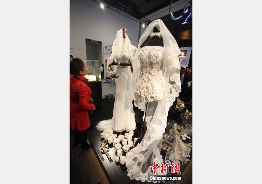 Wedding dresses made by 3D printer attract attention
