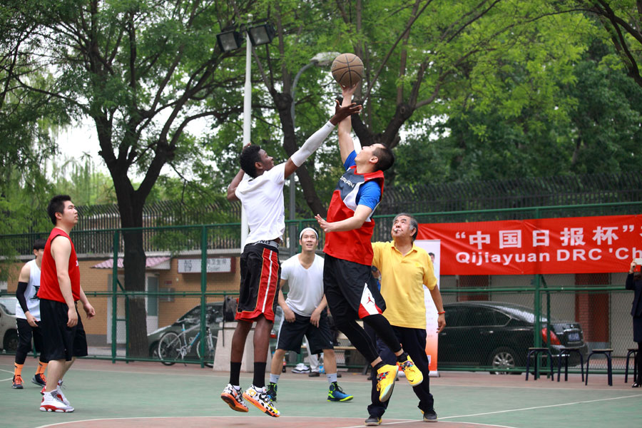 Basketball match held to engage China Daily readers