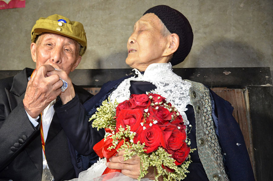 Couple in Their 90's Holds Platinum Wedding Ceremony in Sichuan