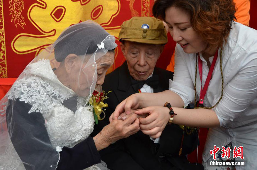 Couple in Their 90's Holds Platinum Wedding Ceremony in Sichuan