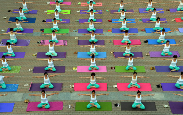 The masses in Shandong enjoy outdoor yoga