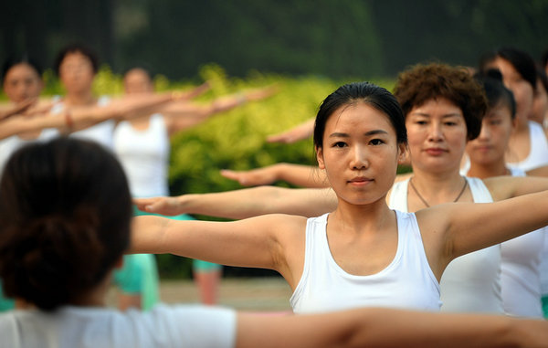 The masses in Shandong enjoy outdoor yoga