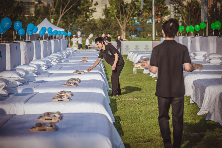 Breakfast in bed feeds Guinness Record number