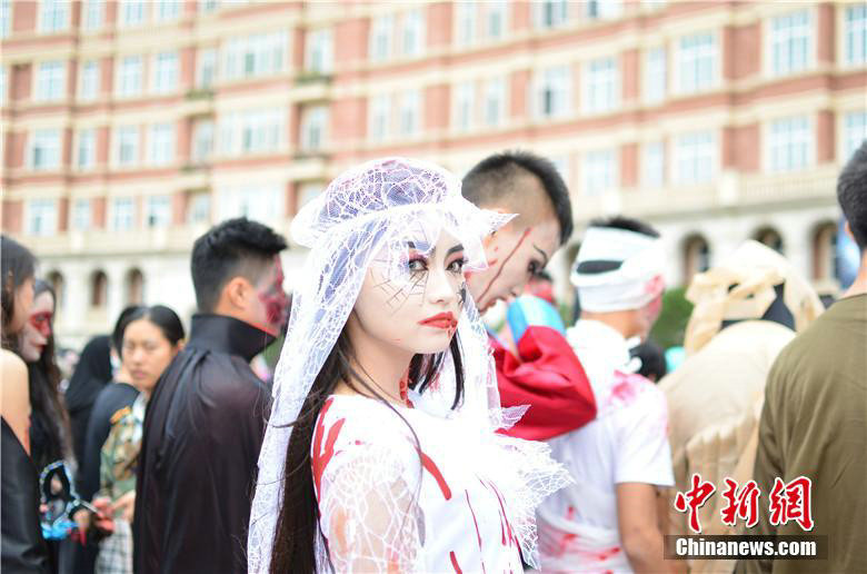 Halloween parade held in campus of SW China